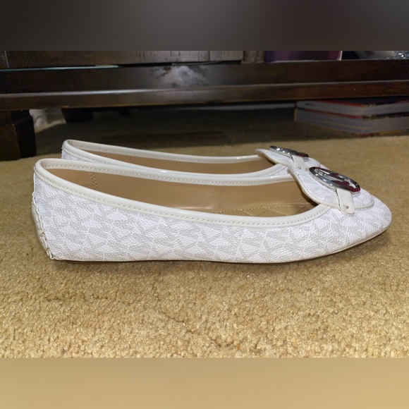 MICHAEL MICHAEL KORS WITHE FLATS. - Picture 3 of 16